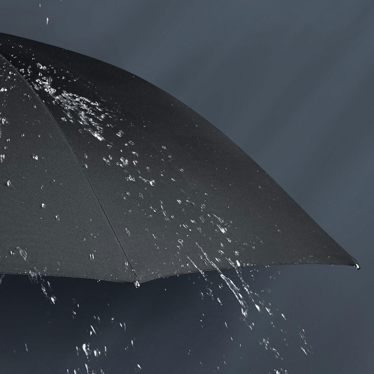 Elegancki czarny parasol do formalnych okazji