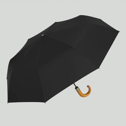 Osoba trzymająca elegancki parasol automatyczny składany w miejskim otoczeniu