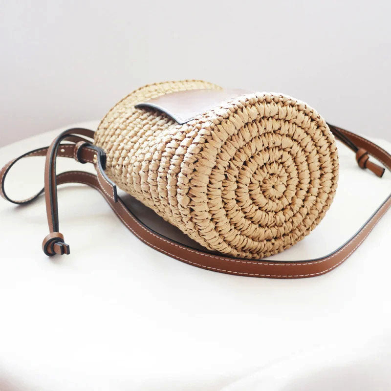 Elegancka torebka z rattanu na co dzień – stylizacja
