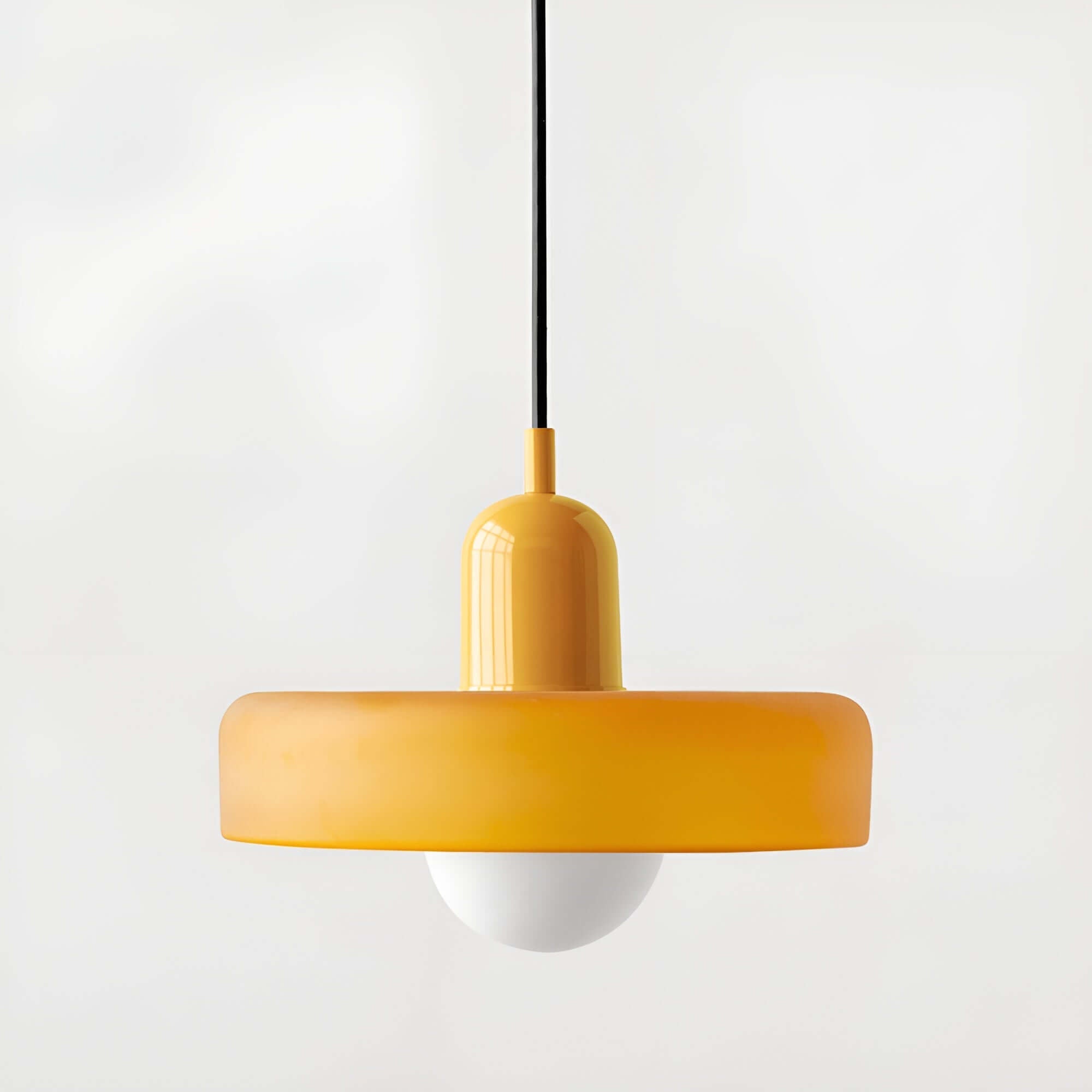 Stylowa żółta lampa wisząca z minimalistycznym designem, idealna do nowoczesnych wnętrz.