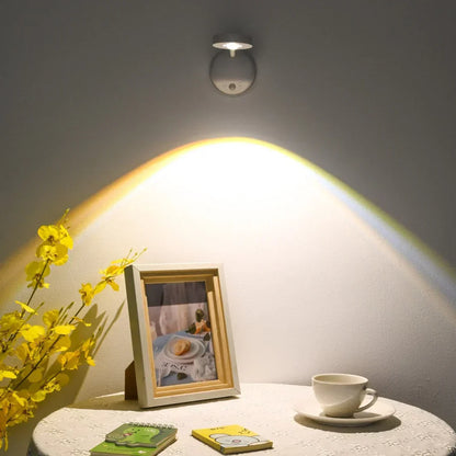 Lampa ścienna LED w kolorze czarnym na białej ścianie