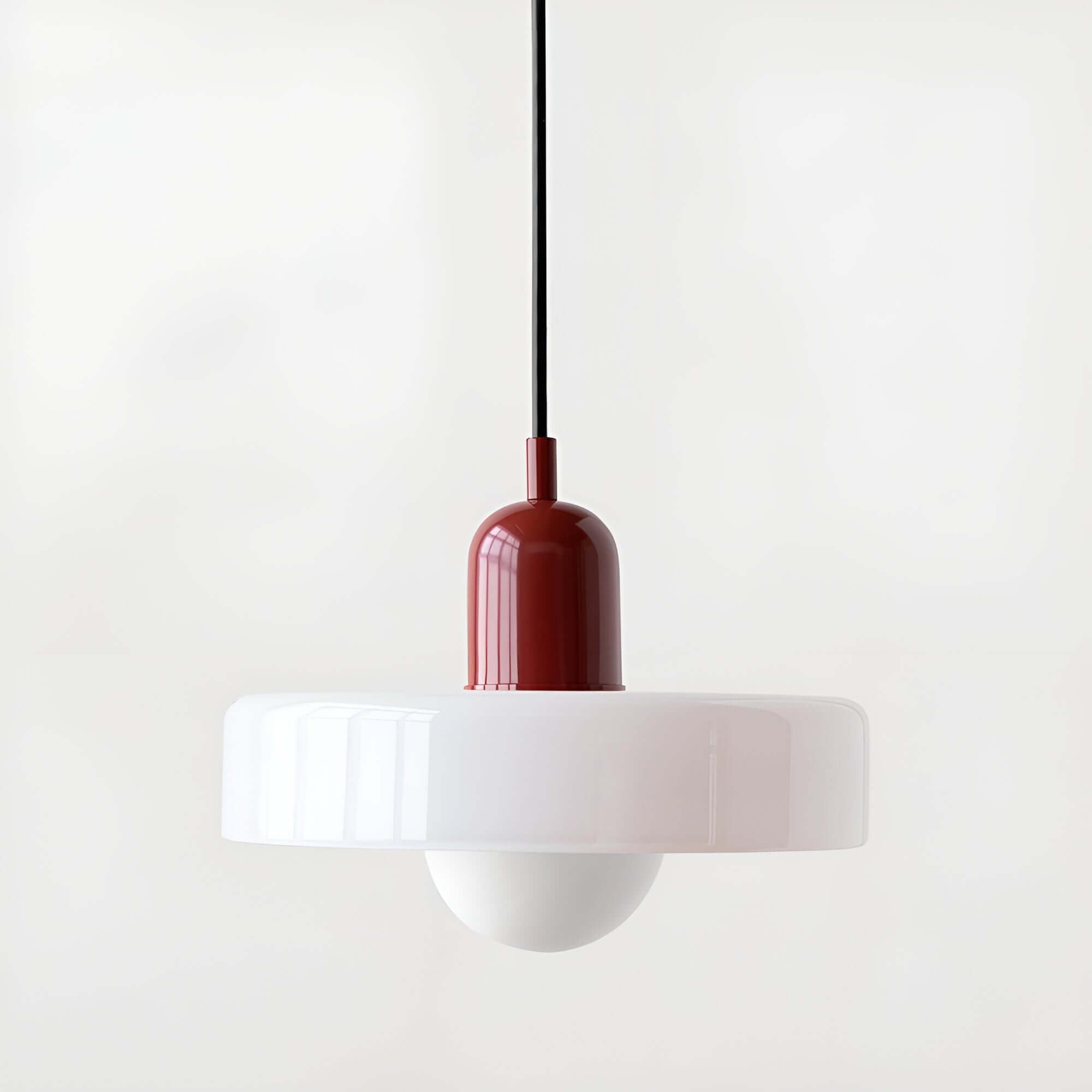 Szklana lampa wisząca Bauhaus z regulowanym zawieszeniem, minimalistyczny design w białym i czerwonym kolorze.