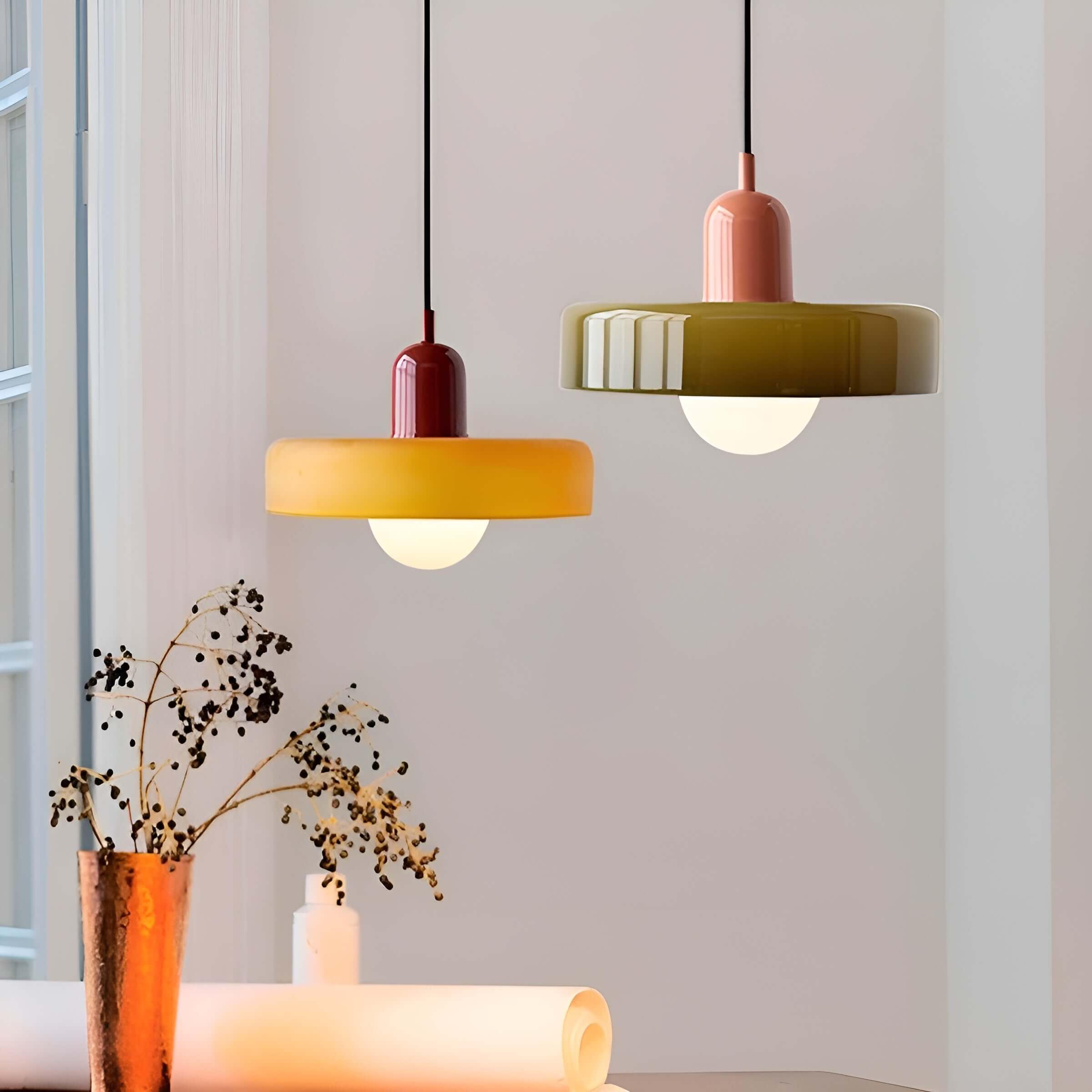 Nowoczesna szklana lampa wisząca Bauhaus w kolorach żółtym i zielonym, dodająca stylu do wnętrza.