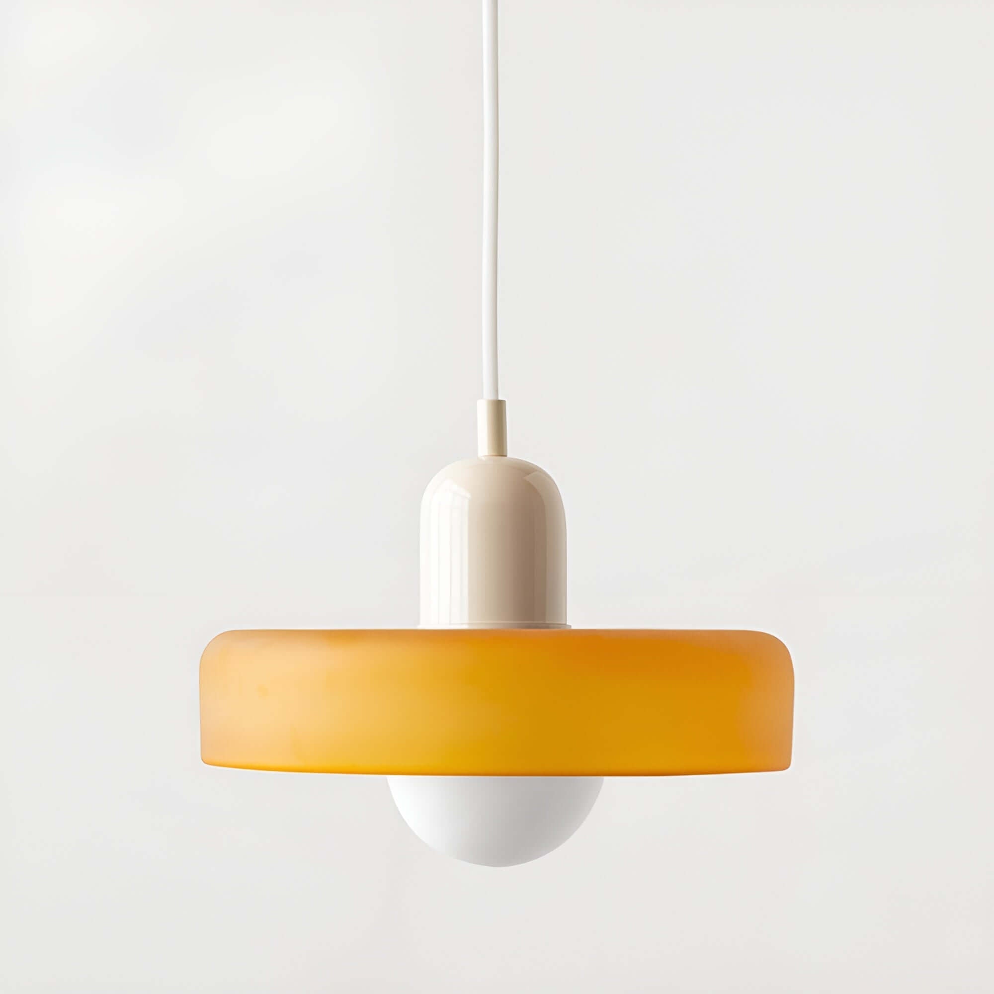 Nowoczesna szklana lampa wisząca z pomarańczowym kloszem, minimalistyczny design, idealna do salonu.