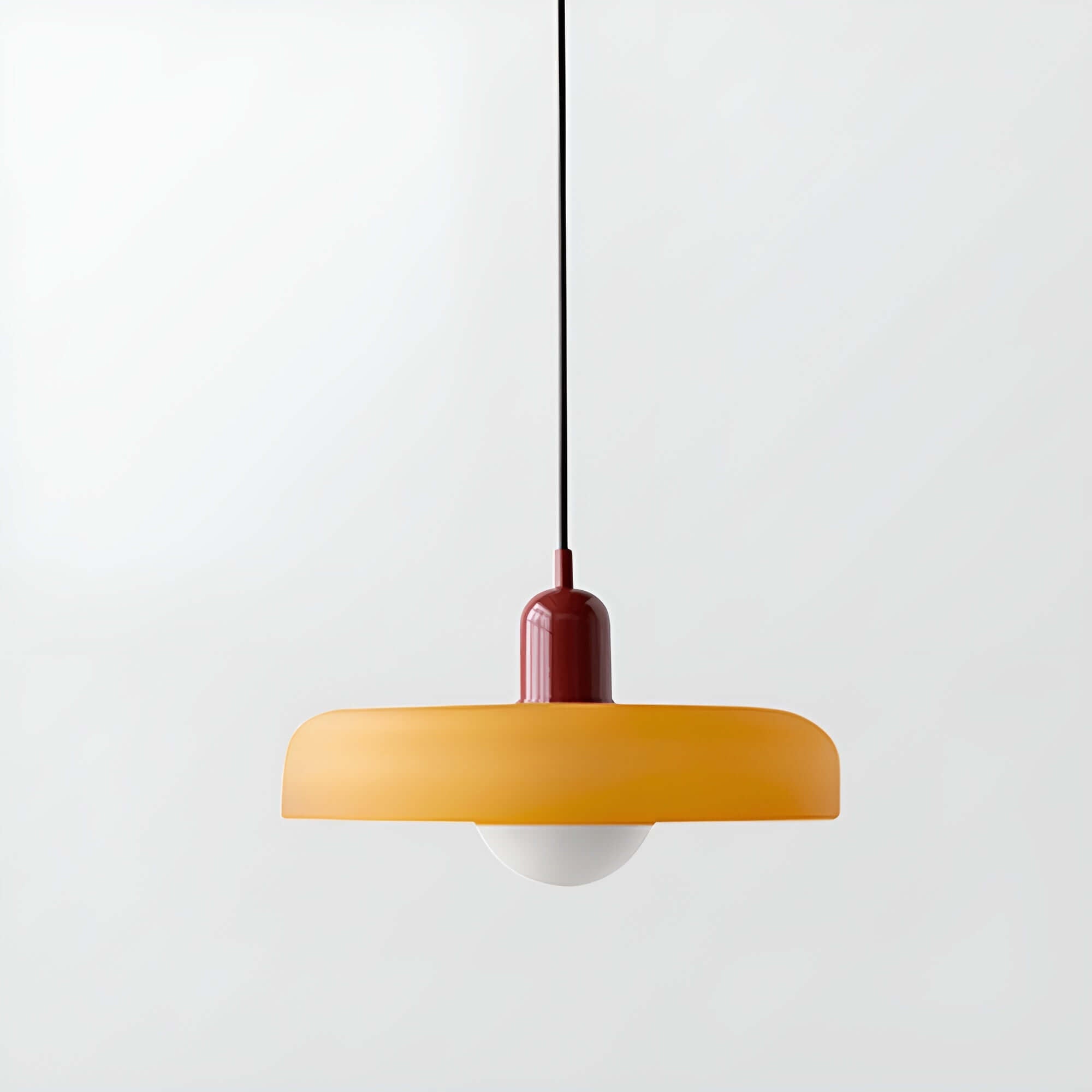 Szklana lampa wisząca Bauhaus z regulowanym zawieszeniem, minimalistyczny design w kolorach żółtym i czerwonym.
