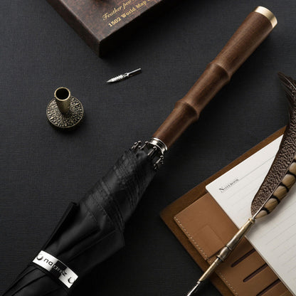 Parasol retro z czarną czaszą i drewnianą rączką