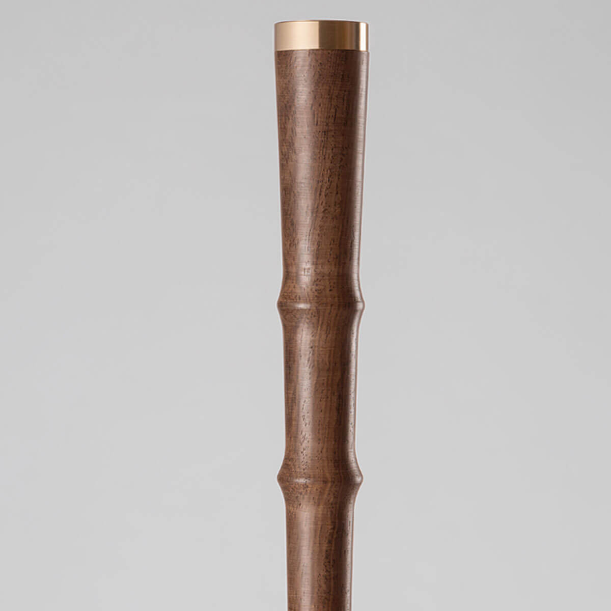 Parasol vintage z drewnianą rączką – klasyczna sylwetka