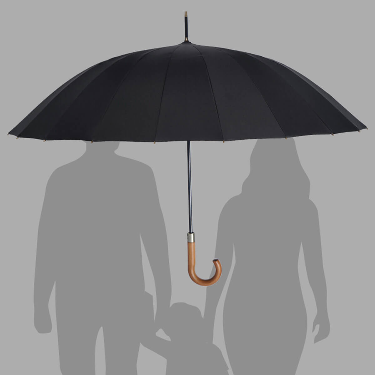 Duży parasol z drewnianą rączką osłaniający kilka osób przed deszczem