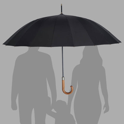 Duży parasol z drewnianą rączką osłaniający kilka osób przed deszczem