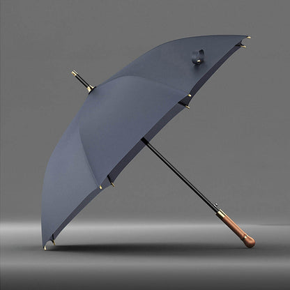 Elegancki parasol z drewnianą rączką na deszczowe dni